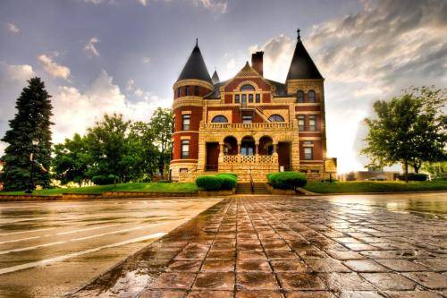 The Historic Green County Courthouse - without Zoli